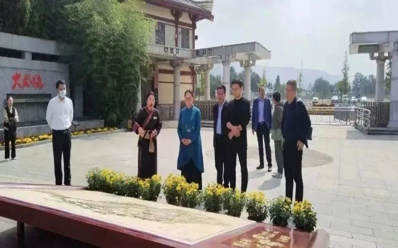 全國人大代表、中國民間商會副會長、全聯(lián)女企業(yè)家商會會長、天津榮程祥泰集團(tuán)董事會主席張榮華到靈寶市考察傳統(tǒng)文化保護(hù)傳承