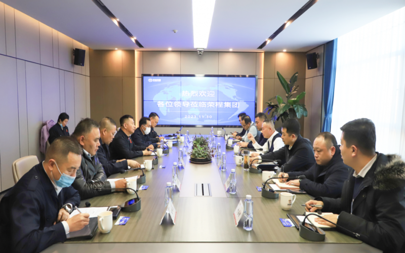 滄州港務(wù)(港口)集團(tuán)黨委書(shū)記、董事長(zhǎng)王寶輝一行到榮程集團(tuán)座談交流