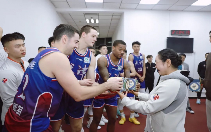 天津先行者兩連勝！張榮華主席給球員送上一份“特殊”禮物