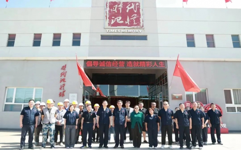 高溫慰問到一線 炎炎夏日送清涼！集團(tuán)領(lǐng)導(dǎo)到時代記憶館慰問升級改造現(xiàn)場一線員工