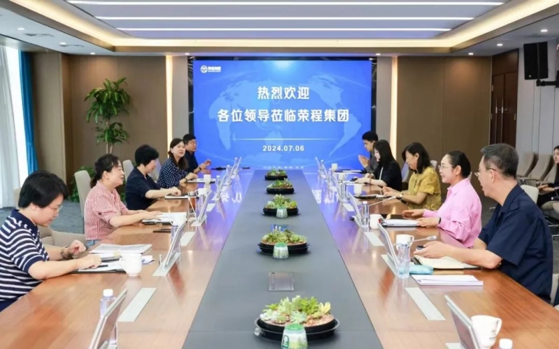 張榮華主席與銅仁市政協(xié)副主席、市工商聯(lián)主席劉鴻麗座談交流