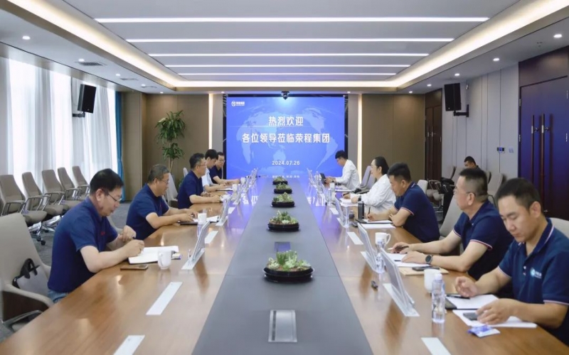 張榮華主席與北奔重型汽車(chē)集團(tuán)黨委書(shū)記、董事長(zhǎng)何清一行座談交流