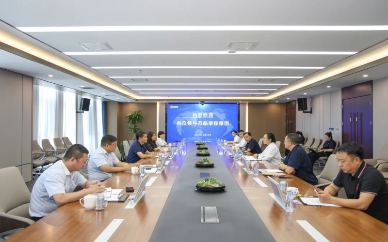 榮程集團(tuán)董事會(huì)主席張榮華與太平洋產(chǎn)險(xiǎn)天津分公司黨委書記、總經(jīng)理成軍座談交流