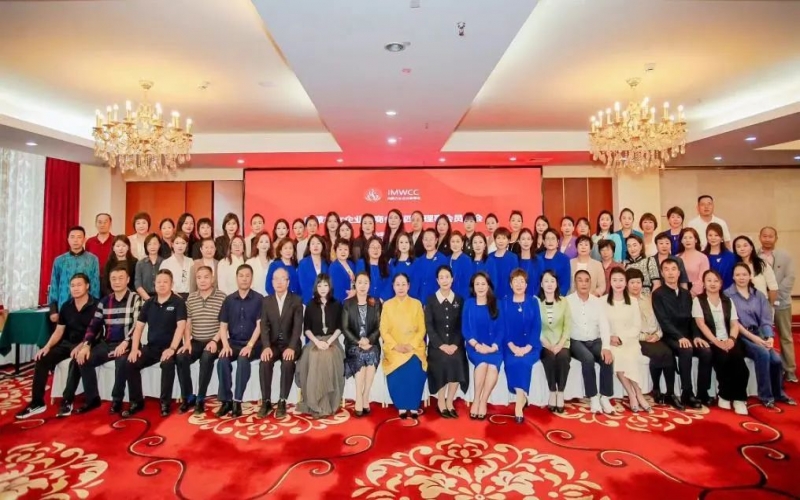 全聯(lián)女企業(yè)家商會會長、榮程集團董事會主席張榮華出席內(nèi)蒙古女企業(yè)家商會第四屆理事會員大會