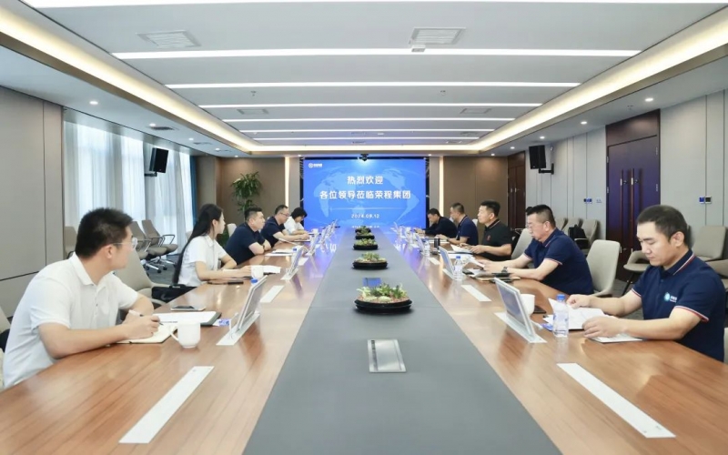 霍爾果斯經(jīng)濟開發(fā)區(qū)黨工委委員、伊寧園區(qū)黨工委副書記、管委會主任潘熹一行到榮程集團座談交流