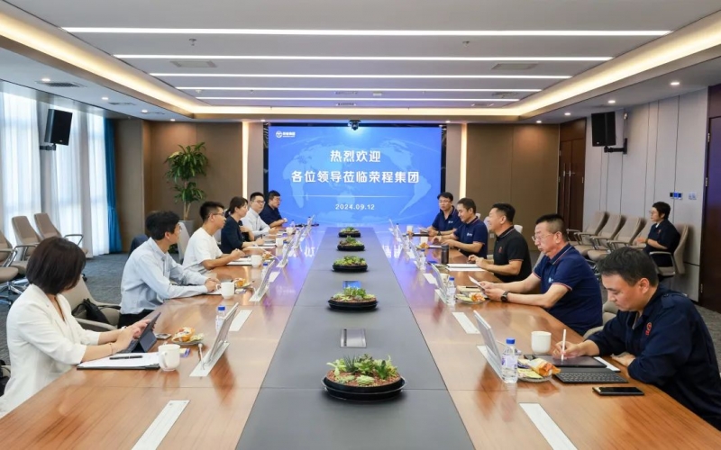 一汽解放新能源事業(yè)部黨委書記、總經(jīng)理裴國權(quán)一行到榮程集團座談交流