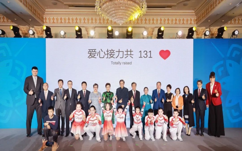 群星熠熠 為愛接力 融合慈善晚宴在津舉行  榮程集團(tuán)董事會主席張榮華、總裁張君婷出席