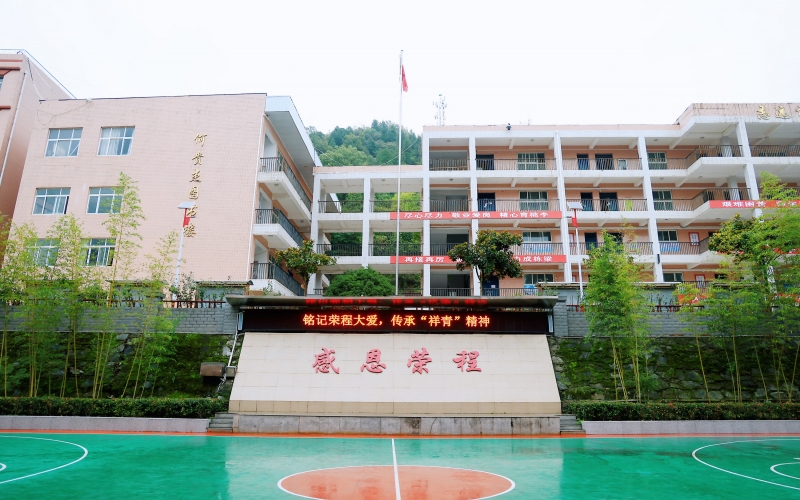 十七年深情伴成長(zhǎng)，十五載回訪續(xù)華章 —— 榮程集團(tuán)董事會(huì)主席張榮華一行回訪略陽榮程中學(xué)